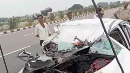 तिर्वा: तिर्वा इलाके में एक्सप्रेस वे पर भाई की मौत के बाद घर जा रही कार ट्रक से टकराई, बिहार के 7 लोग गंभीर रूप से घायल