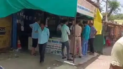 शाहपुर: शाहपुर में मोबाइल की दुकान में चोरी, चोर लगभग ₹2 लाख के मोबाइल चुरा ले गए