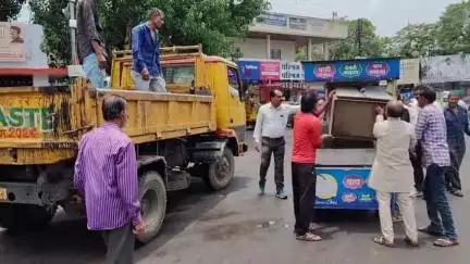मंदसौर: CM हेल्पलाइन की शिकायत पर बीपीएल चौराहा पर चाय का ठेला ज़ब्त, महिला ने पति संग किया हंगामा