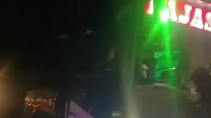 आबू रोड: आबूरोड के तलवार नाका मार्ग पर अज्ञात लोगों ने निजी ट्रेवल्स की बस पर की पत्थरबाजी, बस के शीशे टूटकर बिखरे सड़क पर