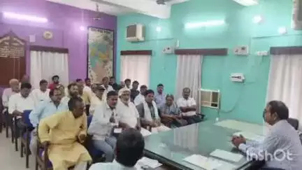 भभुआ: डीएम कार्यालय में भारत माला परियोजना को लेकर डीएम ने किसानों और नेताओं के साथ की बैठक