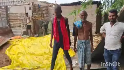 मधेपुरा: गम्हरिया गांव में जयकुमार यादव के घर का शेड उड़ा, लाखों का नुकसान