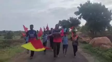 ಇಳಕಲ್‌: ಆರ್.ಸಿ.ಬಿ ವಿಜಯ ಸಾಧಿಸಲೆಂದು ಪಾದಯಾತ್ರೆ ಮಾಡಿ ಮಾರುತೇಶ್ವರನಿಗೆ ವಿಶೇಷ ಪೂಜೆ ಸಲ್ಲಿಸಿದ ಸಂಕಲಾಪೂರ ಯುವಕರು
