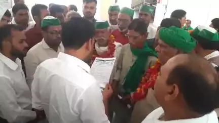 जसवंतनगर: मॉडल तहसील में अन्नदाता किसान यूनियन और किसानों ने किया विरोध प्रदर्शन, प्रदर्शनकारियों ने SDM को दिया ज्ञापन