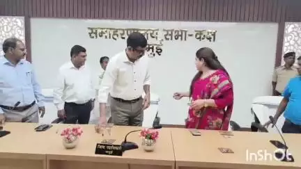 जमुई: जमुई के नए DM नवीन ने किया पदभार ग्रहण, मौजूद पदाधिकारियों से जिले का हाल जाना और योजनाओं की जानकारी ली