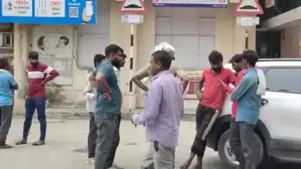 बहादुरगढ़: केएमपी पर आसोदा के पास सड़क किनारे खड़े ट्राले से दूसरा ट्राला टकराया, एक की मौत, एक घायल