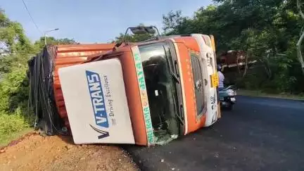 ଖଲ୍ଲିକୋଟ୍: ହରିଡ଼ାମୂଳ ଛକ ନିକଟରେ ଦୁଇଟି ଦୁର୍ଘଟଣା; ଅଳ୍ପକେ ବର୍ତ୍ତିଲେ ଚା ଦୋକାନୀ ଓ ୩ ଜଣ ଗ୍ରାହକ