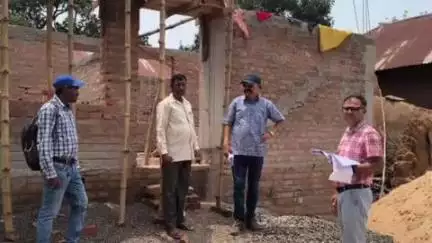 पाकुड़िया: पाकुड़िया बीडीओ ने बीचपहाड़ पंचायत की विभिन्न योजनाओं का निरीक्षण कर कई निर्देश दिए