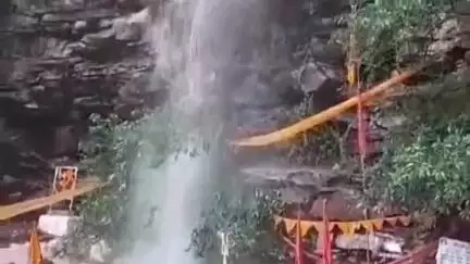 शामगढ़: शामगढ़ भानपुरा में सावन माह में पर्यटक उठाते हैं झरने का लुत्फ़