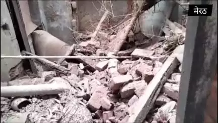 मेरठ:-तेज धमाके के साथ मकान में विस्फोट,मलबे में दबे बच्चे का लोगों ने किया रेस्क्य,मकान में पटाखे बनाने की संभावना