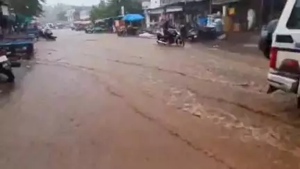 अक्कलकुवा: अचानक आलेल्या अवकाळी मुसळधार पावसाने मोलगी गावातील मुख्य रस्ता झाला जलमय, रस्ता की नदी समजेना