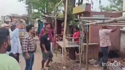ब्यौहारी: ब्यौहारी नगर परिषद के सीएमओ ने अतिक्रमण के खिलाफ की कार्रवाई, चुंगी नाका से अस्पताल तक ठेले पर चला बुलडोजर