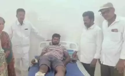 కళ్యాణదుర్గం: కళ్యాణదుర్గం లోని గోల్డెన్ బెల్స్ స్కూలు వద్ద రోడ్డు ప్రమాదం: బైకును ఢీకొన్న లారీ, ఇద్దరు యువకులకు గాయాలు