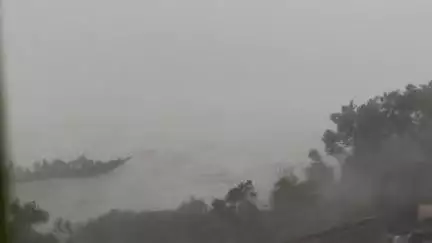 গোসাবা: গোসাবায় প্রবল ঝড়বৃষ্টি, উত্তাল বিদ্যাধরী নদীতে আটকে গেল যাত্রীবাহী নৌকা ,মাঝির চেষ্টায় বরাত জোরে রক্ষা নৌকাযাত্রীদের