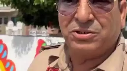 हिसार: हिसार के केमरी रोड पर चलती रिक्शा से कूदा शराबी युवक, घायल, मौके पर पहुंची पुलिस