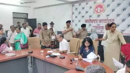 सैलाना: सैलाना निवासी ने जनसुनवाई में दिया आवेदन, कहा- शुल्क जमा कराने के बाद भी नामांतरण नहीं हुआ