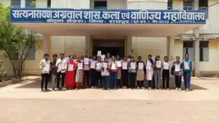 तिल्दा: कोहका नेवरा के बीएससी सेकंड ईयर केमिस्ट्री के छात्र-छात्राओं ने दिया ज्ञापन