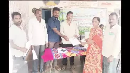 జూలూరుపాడు: జూలూరుపాడు మండల కేంద్రంలోని ప్రభుత్వం చేపట్టిన రెవెన్యూ సదస్సుపై అవగాహన