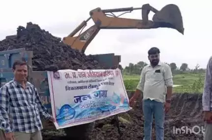 देवास नगर: जल गंगा संवर्धन अभियान: चौबाराधीरा ग्राम में जनभागीदारी से तालाब का गहरीकरण