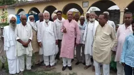 महाराजगंज: कलेक्ट्रेट परिसर में लोक तंत्र रक्षक सेनानियों ने डीएम को सौंपा ज्ञापन