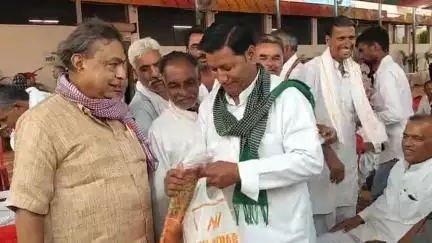 प्रदेश अध्यक्ष राम जगदीश दांगी भारतीय किसान यूनियन महाशक्ति के सभी पदाधिकारी ने पूर्व नगर पालिका अध्यक्ष डॉक्टर भारत वर्मा जी उनके पुत्री की शादी में सपा बंधवाकर दी बधाई जय जवान जय किसान