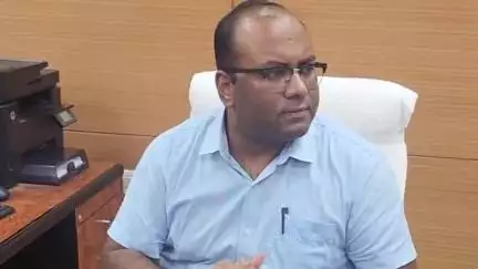 सिवान: पदभार ग्रहण करने के बाद जिला पदाधिकारी डॉ. आदित्य प्रकाश ने कार्यालय में मीडिया से की बातचीत