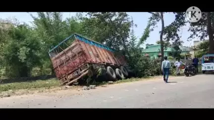 कर्रा: थाना क्षेत्र के तिग्गा गांव के पास ट्रक पेड़ से टकराया, ड्राइवर घायल