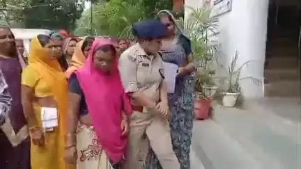 जबलपुर: ग्राम परासिया में अवैध शराब कारोबार के विरोध में ग्रामीणों ने पुलिस अधीक्षक कार्यालय में ज्ञापन सौंपा
