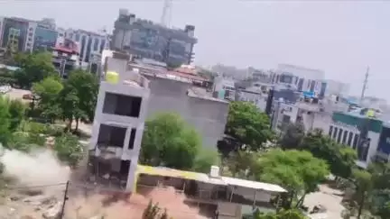 सांवेर: नगर निगम की कार्रवाई पर महापौर ने उठाए सवाल, अवैध इमारत को विस्फोट से तोड़ा, जांच के आदेश