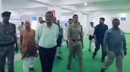 गोपालगंज: डीएम और एसपी ने ईवीएम वेयरहाउस का किया निरीक्षण, कई पदाधिकारी रहे मौजूद
