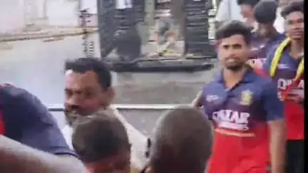 ಕುರುಗೊಡು: ಆರ್‌ಸಿಬಿ ಗೆಲುವಿಗೆ ಪಟ್ಟಣದ ಆರಾಧ್ಯದೈವ ದೊಡ್ಡ ಬಸವೇಶ್ವರ ಸ್ವಾಮಿಗೆ ಅಭಿಮಾನಿಗಳಿಂದ ವಿಶೇಷ ಪೂಜೆ