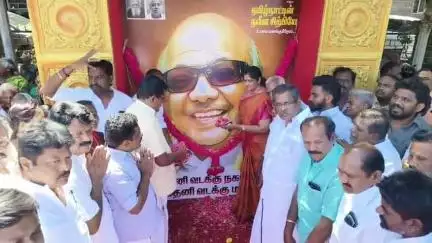 தேனி: கருணாநிதி 102வது பிறந்தநாள் விழா தேனி நகராட்சி அலுவலகம் முன் சிறப்பாக கொண்டாடினர்தொடர்ந்து எழுச்சிபேரணிநடந்தன