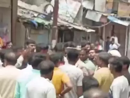 गोरखपुर: घंटाघर रेती चौक तक नाला चौड़ीकरण को लेकर दुकानदारों ने किया विरोध, पुलिस से हुई नोंकझोंक, वीडियो हुआ वायरल