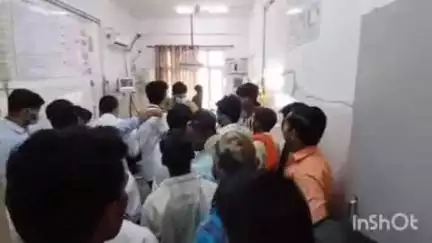 कासगंज: बनियानी गांव में ऑटो पुलिया से टकराने से 4 लोग घायल, एक बच्ची की हुई मौत, घायलों को अस्पताल में कराया गया भर्ती