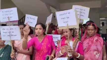विष्णुगढ़: विष्णुगढ प्रखंड कार्यालय में जनता दरबार, महिलाओं ने मांडू विधायक के खिलाफ की नारेबाजी