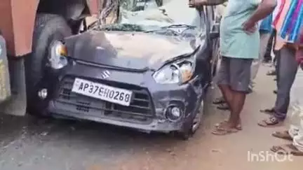 అశ్వారావుపేట: అశ్వారావుపేటలో కారును ఢీకొన్న లారీ, తప్పిన పెను ప్రమాదం