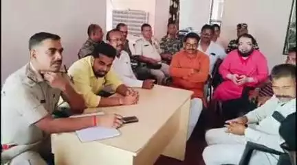 ठाकुरगंगटी: ठाकुर गंगटी थाने में बकरीद पर्व को लेकर थाना प्रभारी की अध्यक्षता में हुई शांति समिति की बैठक