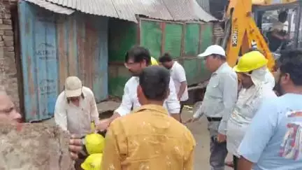 फतेहाबाद: नगर पंचायत ने प्रशासन के साथ मिलकर चलाया अतिक्रमण हटाओ अभियान, जमकर चला बुलडोजर
