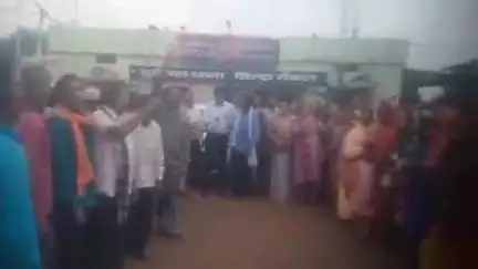 तिल्दा: अल्दा के ग्रामीणों ने पूर्व सरपंच के खिलाफ एफआईआर की मांग को लेकर नेवरा थाना में दिया ज्ञापन