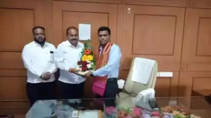 बुलढाणा: बुलढाणा येथे जॉईंट रजिस्टार गौतम वर्धन यांची ठाकरे गट शिवसेना जिल्हा प्रमुख जालिंदर बुधवत यांनी घेतली भेट