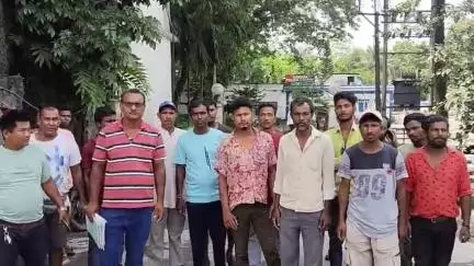 মাদারিহাট: বহিরাগত টোটো চলাচল বন্ধ করতে মঙ্গলবার বীরপাড়া থানায় স্মারকলিপি দিলেন স্থানীয় টোটোচালকরা