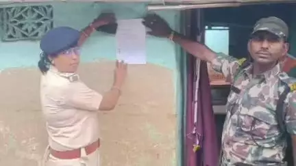 बैरगनियां: बैरगनिया हत्याकांड: फरार तीन आरोपियों के घर पुलिस ने चिपकाया इश्तेहार, सरेंडर न करने पर कुर्की