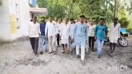 आलोट: तहसील कार्यालय पर शासकीय गोचर भूमि से अतिक्रमण हटाने के लिए ग्रामीणों ने नायब तहसीलदार को ज्ञापन सौंपा