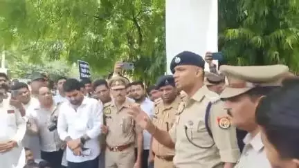 अलीगढ़:SSP कार्यालय पर हिंदू संगठनों का प्रदर्शन,कानून व्यवस्था प्रभावित हुई तो आप जिम्मेदार-SSP
#aligarh #viral #news