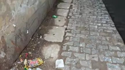 मऊ: मुंशीपुरा मोहल्ले में खराब रास्ते से लोग परेशान, नालियां नहीं होने से बह रहा है पानी #jansamasya