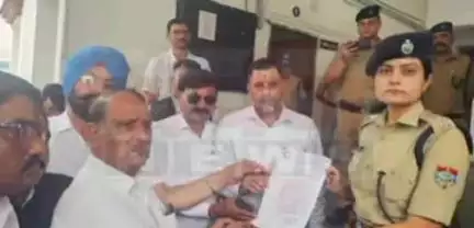 रुद्रपुर: पंतनगर थाने में अधिवक्ता के खिलाफ दर्ज मुकदमे से नाराज अधिवक्ताओं ने SSP कार्यालय पहुंचकर एसपी क्राइम से की मुलाकात