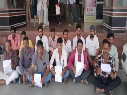 सीहोर नगर: सुनवाई न होने पर जय श्री गायत्री पनीर फैक्ट्री के कर्मचारी ईपीएफ के लिए कलेक्ट्रेट में धरने पर बैठे, की नारेबाजी