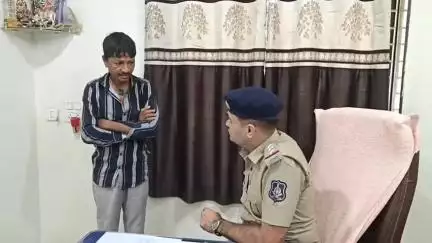 છોટાઉદેપુર: શહેરમાં ડિસ્ટેલી ફળિયામાં હત્યા કેસમાં આરોપીને પોલીસે ગણતરીના કલાકોમાં ઝડપી પાડ્યો,પીઆઈએ આપી પ્રતિક્રિયા