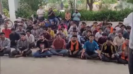'लव जिहाद' के आरोपी मोहसिन खान के खिलाफ कार्रवाई न होने से नाराज़ बजरंग दल ने महू तहसील कार्यालय पर किया प्रदर्शन