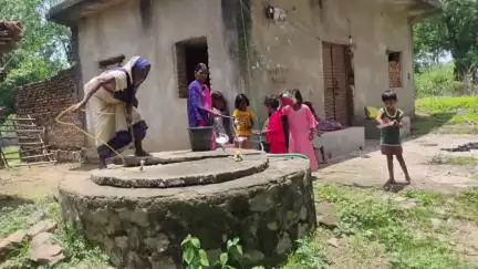 धुरकी: धुरकी:आंगनबाड़ी केंद्र में कुआं का दूषित पानी पीने को विवश हैं बच्चे#jansmasya
